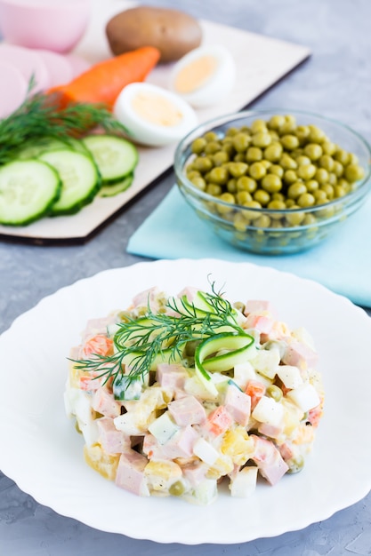 Traditionele Russische salade op een plaat