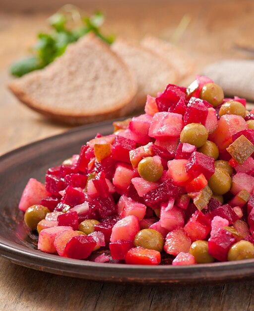 Traditionele Russische salade van rode biet