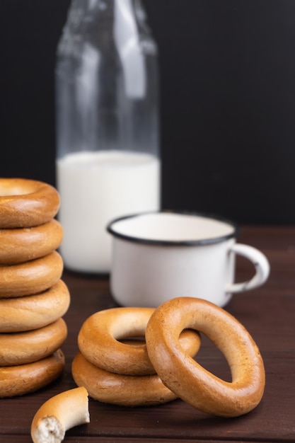 Traditionele Russische snack bagels met melk in metalen mok op houten tafel Populair meel dessert