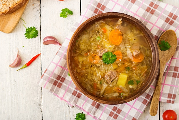 Traditionele Russische soep met kool - zuurkool soep. Plat leggen. Bovenaanzicht