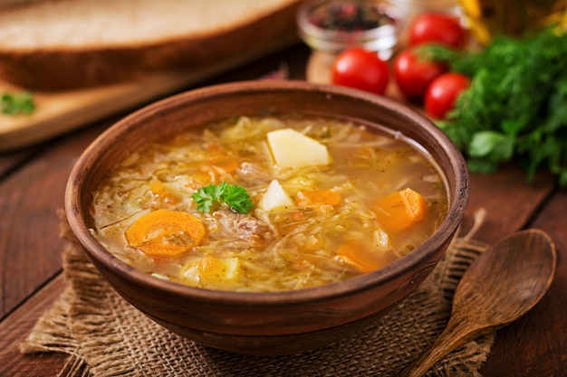 Traditionele Russische soep met kool - zuurkool soep.