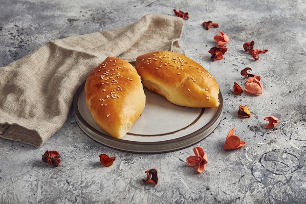 Traditionele Russische taarten met groene ui en ei op plaat. Russische pirozhki, zelfgemaakte gebakken pasteitjes.