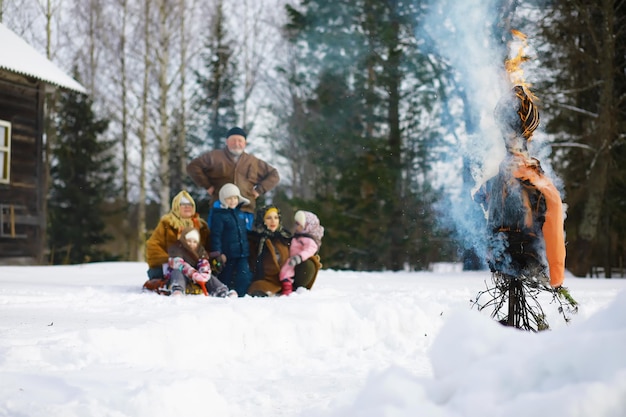 Traditionele russische vakantie in het vroege voorjaar. winter afzien. mardi gras. gezin met kinderen in de winter in het park.