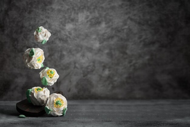 Traditionele Russische zelfgemaakte merengue marshmallow of zephyr bloemen