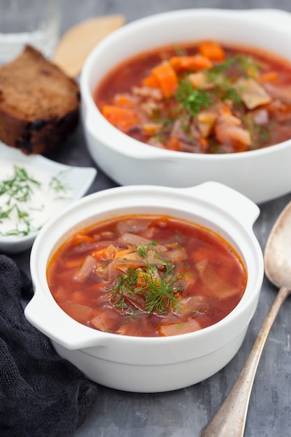 Traditionele russuansoep borsch in witte kom