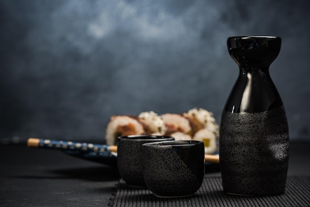 Traditionele sake drinken en sushi eten