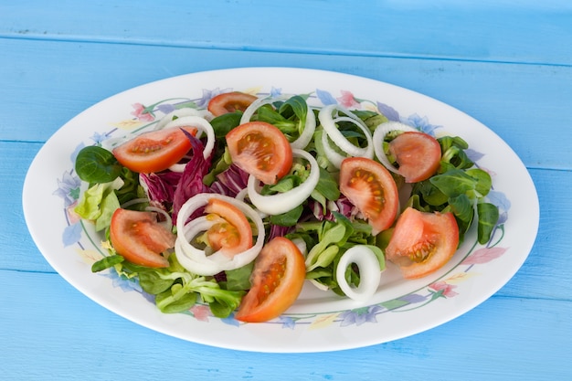 Traditionele salade met tomaat, sla en ui