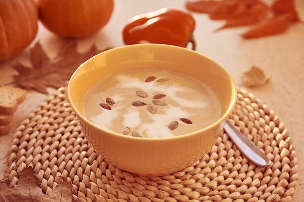 Traditionele seizoensgebonden herfstvegetarische pompoenroomsoep met zaden en plantaardige room