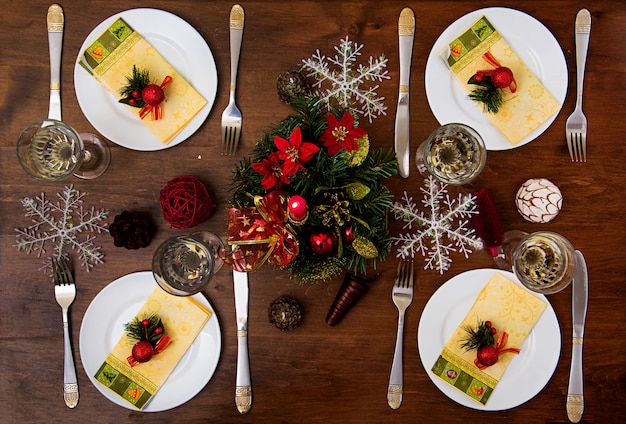 Traditionele servies op kerst tafel.