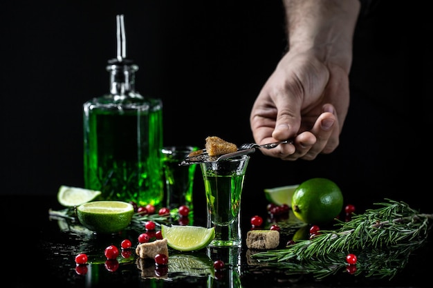 Traditionele set voor het drinken van Absint Alcohol luxe sterke drank en gevaarlijke likeur absint groene fles sterke drank