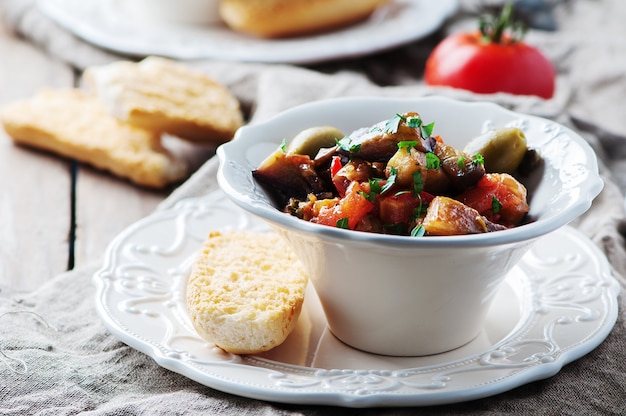 Traditionele Siciliaanse gerecht caponata met aubergine en tomaat