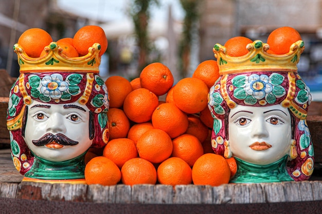 Traditionele Siciliaanse keramische koppen met sinaasappels