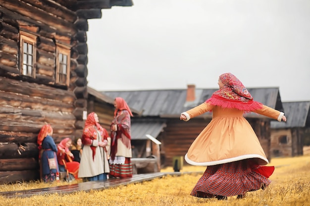 Traditionele Slavische rituelen in de rustieke stijl. Buiten in de zomer. Slavische dorpsboerderij. Boeren in elegante gewaden.