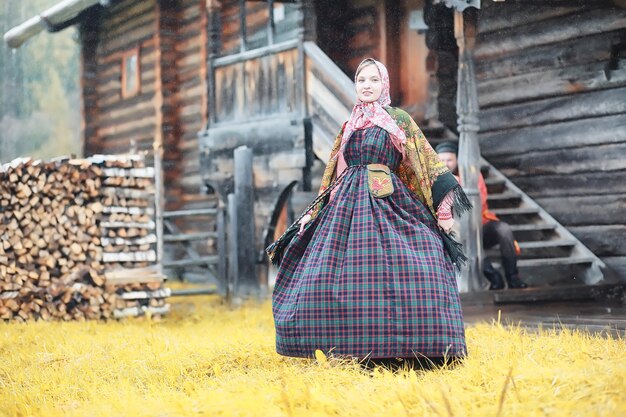 Traditionele Slavische rituelen in de rustieke stijl. Buiten in de zomer. Slavische dorpsboerderij. Boeren in elegante gewaden.