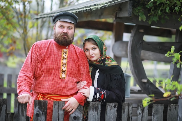 Traditionele Slavische rituelen in rustieke stijl Buiten in de zomer Slavische dorpsboerderij Boeren in elegante gewaden