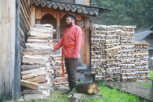 Traditionele Slavische rituelen in rustieke stijl Buiten in de zomer Slavische dorpsboerderij Boeren in elegante gewaden