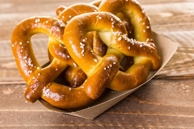 Foto traditionele snacks voor de gamedag waren corndogs en gezouten pinda's op een houten bord.