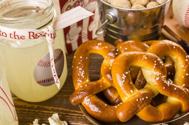 Traditionele snacks voor de gamedag waren corndogs en gezouten pinda's op een houten bord.