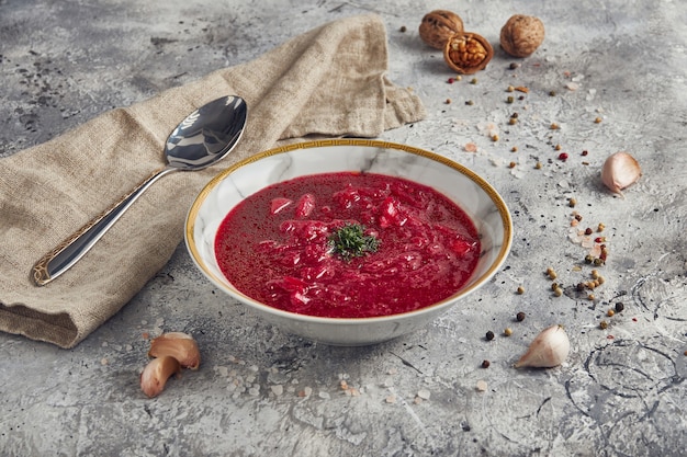 Traditionele soep van Russische en Oekraïense keukenborsch, lichte achtergrond