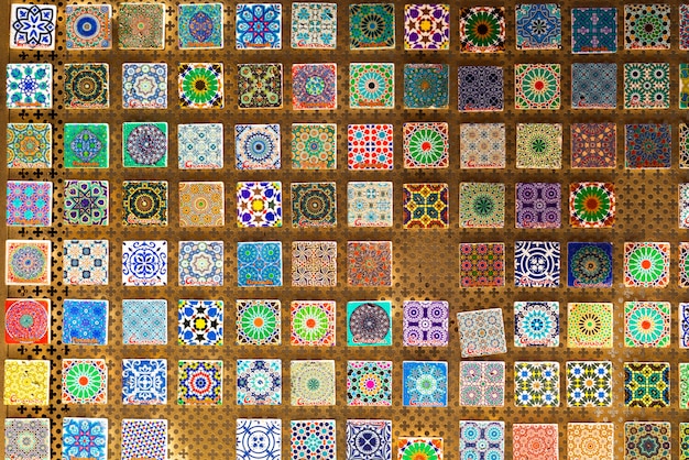 Traditionele souvenir in Granada, Spanje. Alhambra-decoratie en mozaïek. Oude moslimstijl