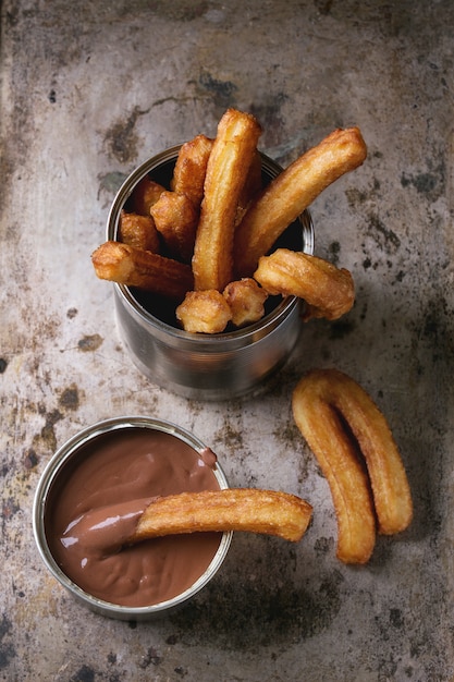 Traditionele Spaanse churros met chocolade