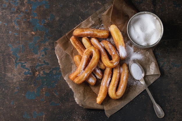 Traditionele Spaanse churros met suiker