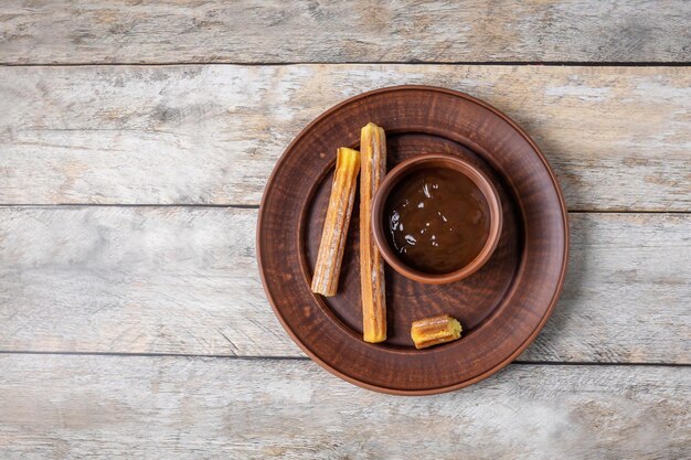 Traditionele Spaanse gebakjes churros en chocoladesaus