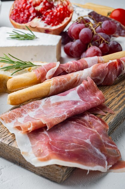 Traditionele Spaanse jamon serrano ham set, op witte achtergrond