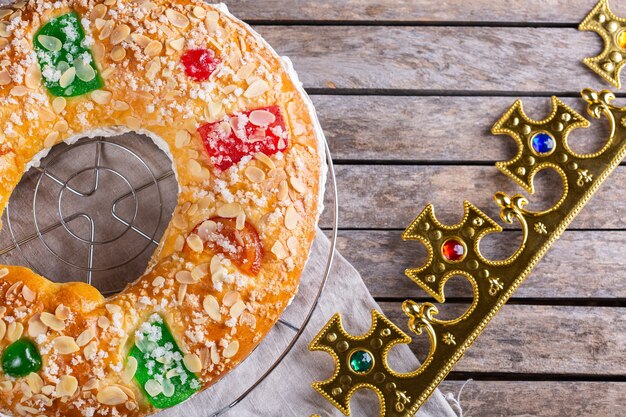 Traditionele Spaanse openbaringscake roscon de reyes met feestelijke decoraties