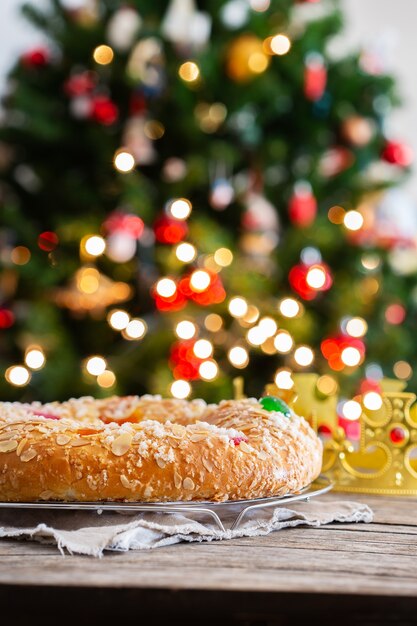 Traditionele Spaanse openbaringscake roscon de reyes met feestelijke decoraties