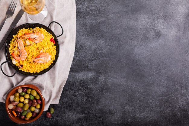 Traditionele Spaanse paella met zeevruchten. Bereid in traditionele pan