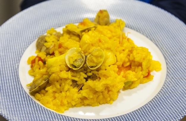 Traditionele Spaanse paella met zeevruchten.