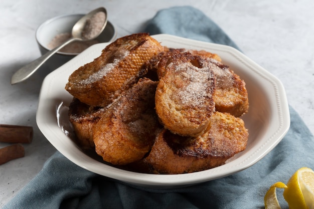 Traditionele Spaanse torrijas of wentelteefjes. Dessert voor Kerstmis of Pascua op een concrete achtergrond