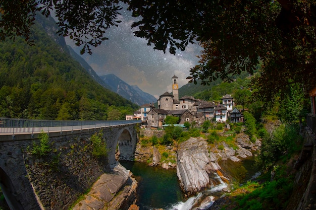 Traditionele stenen huizen en een kerk in het schilderachtige dorp Lavertezzo Ticino Zwitserland