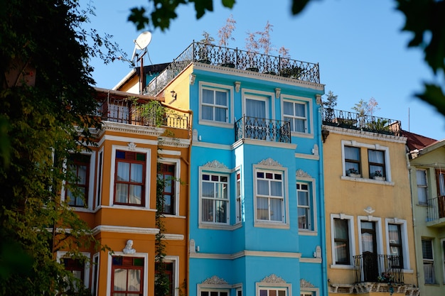 Traditionele stenen straat en kleurrijke huizen in het fener-district in het balat-gebied