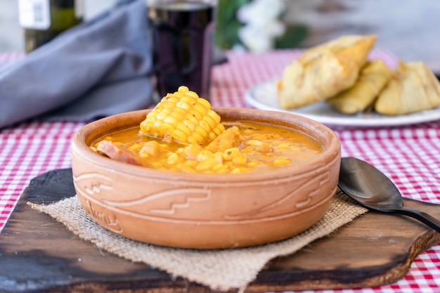 Traditionele stoofpot uit het noorden van Argentinië, de locro is gemaakt op basis van maïs, vlees en pompoen. Regionaal eten.