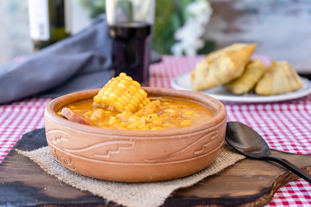 Traditionele stoofpot uit het noorden van Argentinië de locro is gemaakt op basis van maïsvlees en pompoen