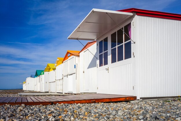 Traditionele strandhutten in le-treport, normandië, frankrijk