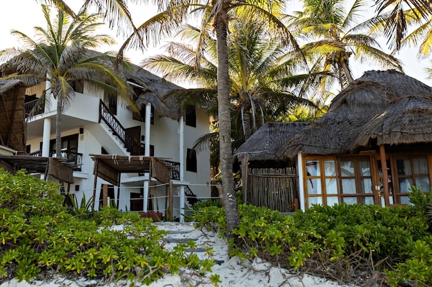 Traditionele strandvilla in het Mexicaanse Tulum, luxe strandhuis aan zee, Mexico