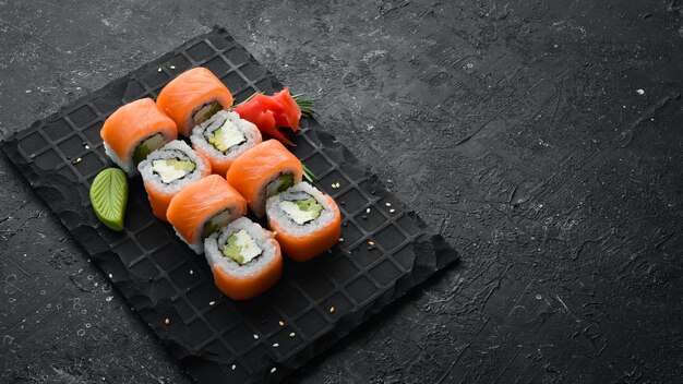 Traditionele sushi Philadelphia met zalm, avocado en kaas Japanse keuken Bovenaanzicht