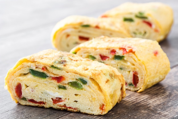 Traditionele tamagoyaki Japanse omelet op houten oppervlak