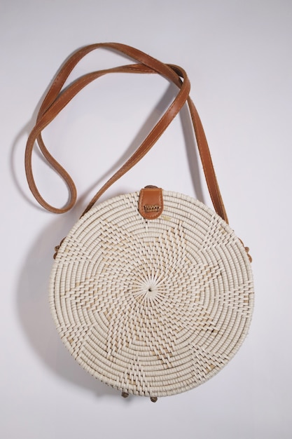 traditionele tas met wit rotan geweven