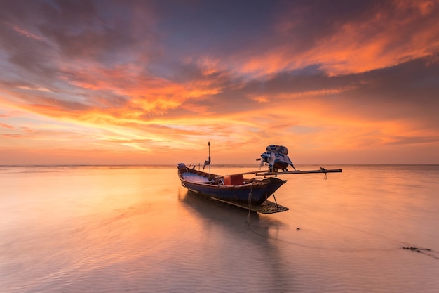 Traditionele Thaise boten aan het overzees met mooie zonsondergang, Thailand