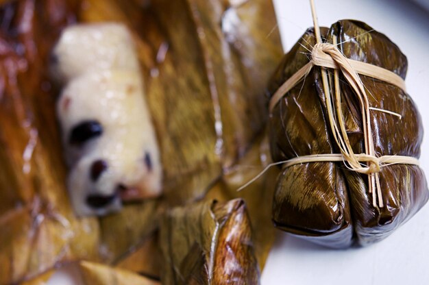 Traditionele Thaise snoepjes rijstkoekjes bundel banaan en zwarte bonen stroom met warm water