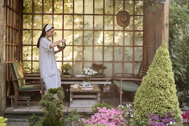 Traditionele theeceremonie buiten in een tuinhuisje