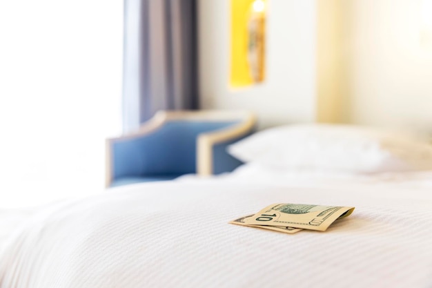 Traditionele tips liggen op de hoek van het bed in de hotelkamer voor kamerreiniger