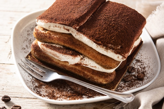 Traditionele tiramisu-cake op houten lijst