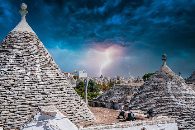 Foto traditionele trulli-huizen in alberobello, provincie bari, regio puglia, italië. prachtig italië, regio bari.