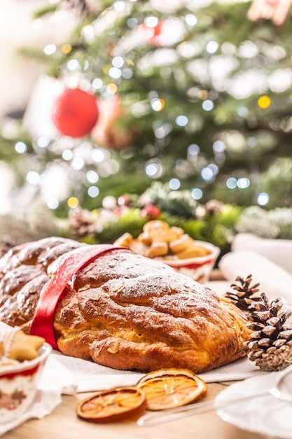 Traditionele Tsjechische kersttaart Vanocka op een feestelijke tafel voor een kerstboom