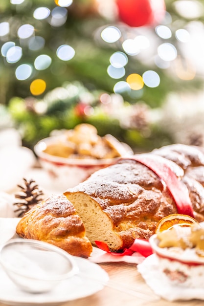 Traditionele Tsjechische kersttaart Vanocka op een feestelijke tafel voor een kerstboom